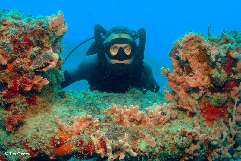 Jonathan poses the wreck of the Duane, Key Largo, Florida. &copy; Jonathan Bird’s Blue World TV
